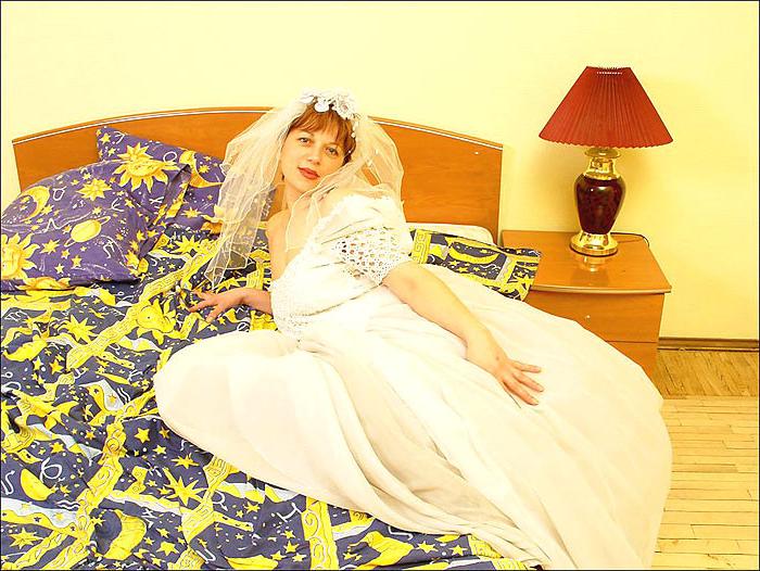 16P This old bride finally got the chance to screw her young man.