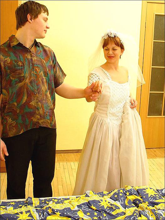 16P This old bride finally got the chance to screw her young man.