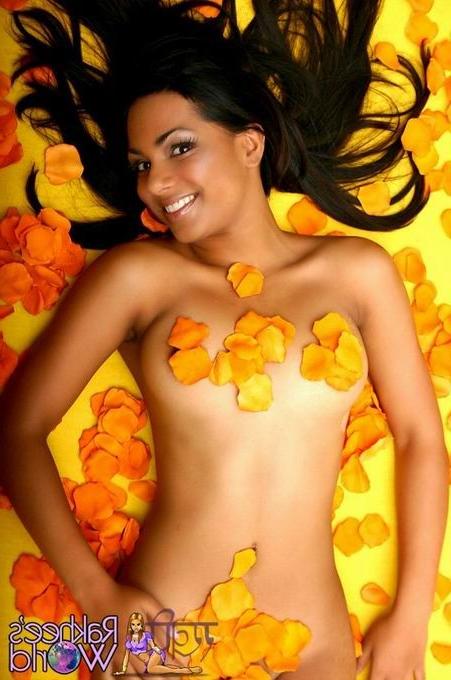 16P Beautiful and artistic indian babe posing