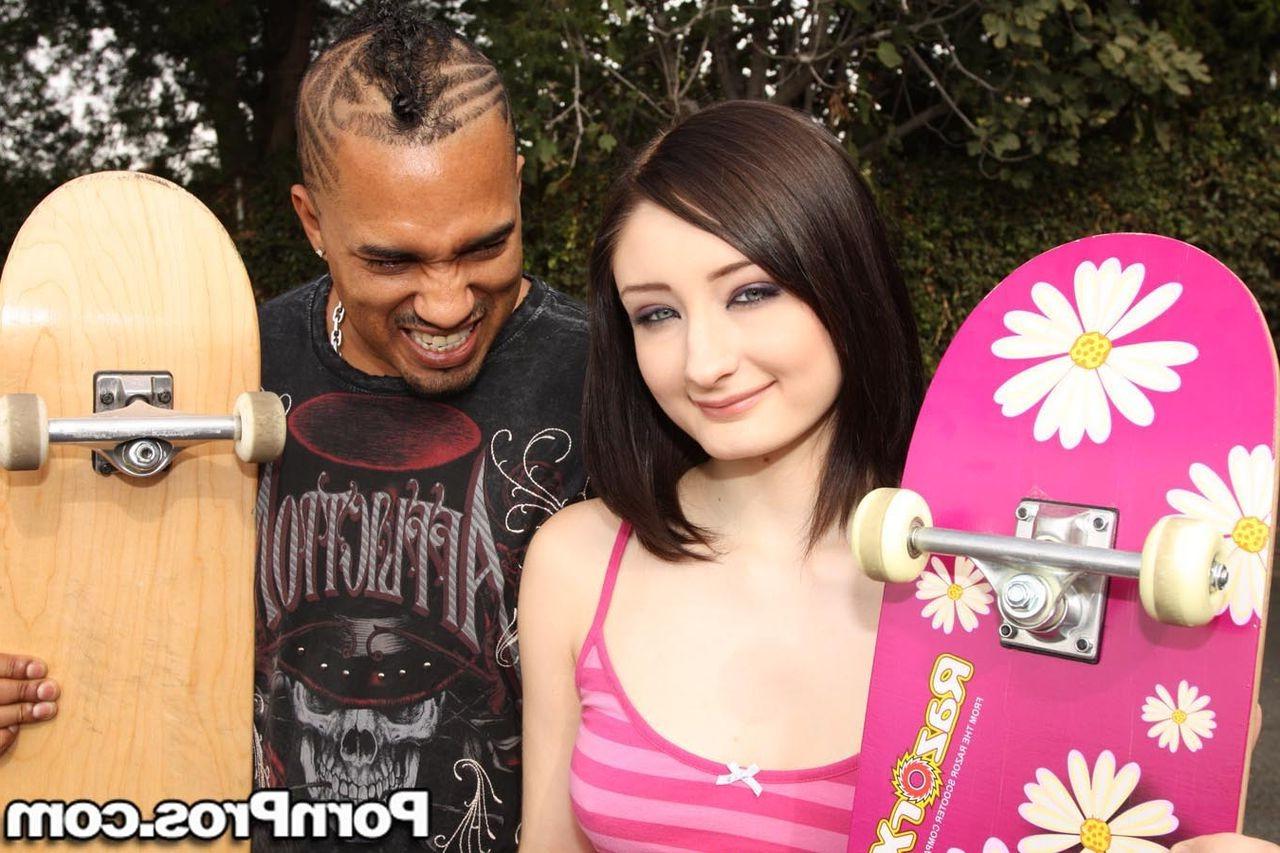 15P Violet Monroe pumps a black monster cock