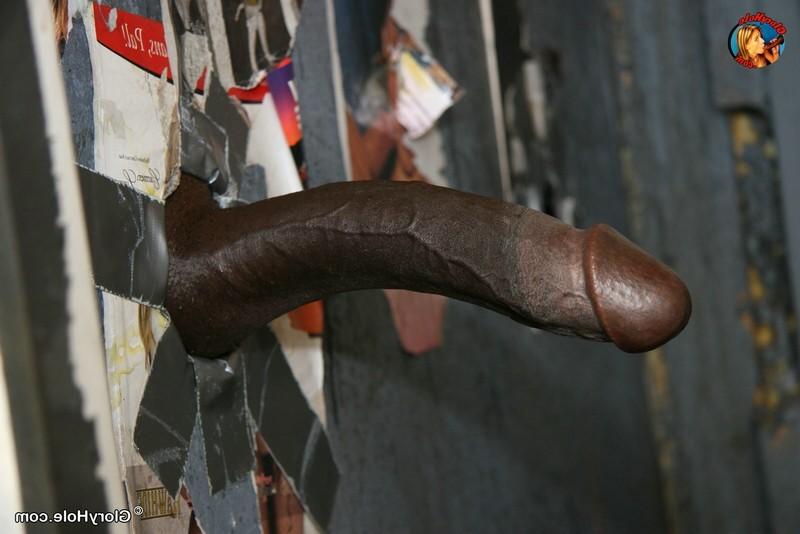 15P Schönes Babe mit schönem Arsch lutscht einen langen schwarzen Schwanz durch ein Gloryhole
