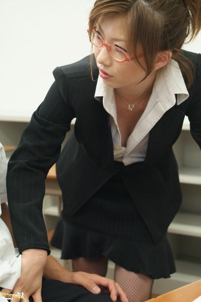 15P Asian teacher Nami Kimura sucks a cock till facial