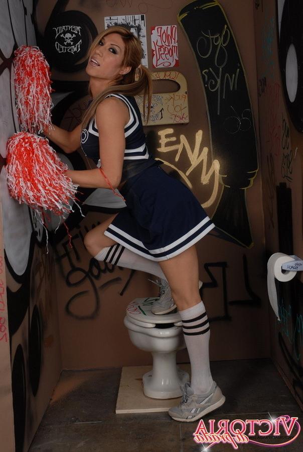 12P Victoria Di Prada Sucking Cock Through Gloryhole