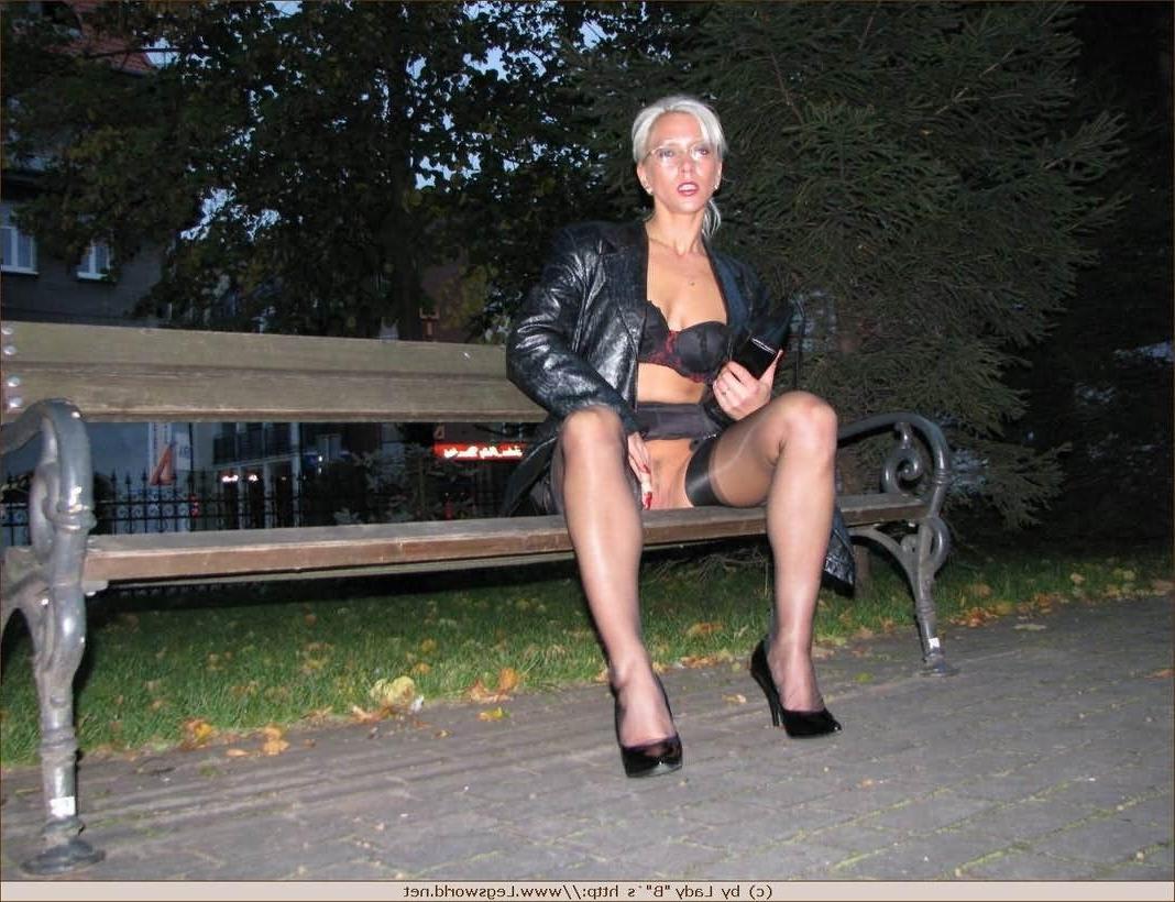 12P MILF in Strümpfen und Ledermantel posiert in der Öffentlichkeit