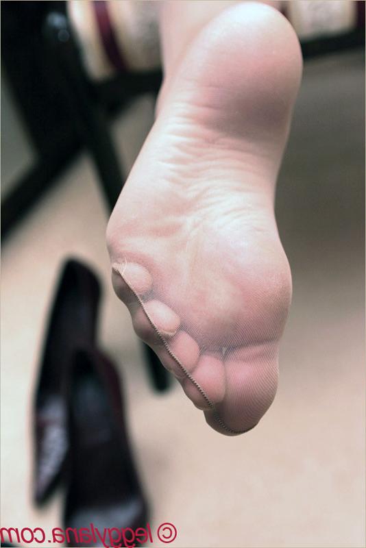 12P Busty pantyhose babe Lana shows sexy feet
