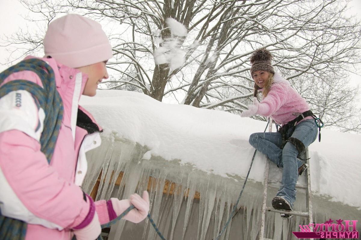 14P Teen lesbians playing with pussies during the wintertime