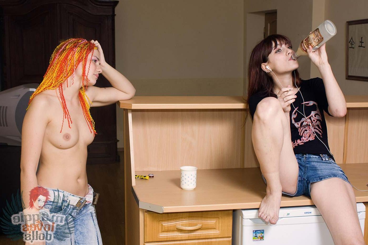 15P Redhead alt lesbian kissing