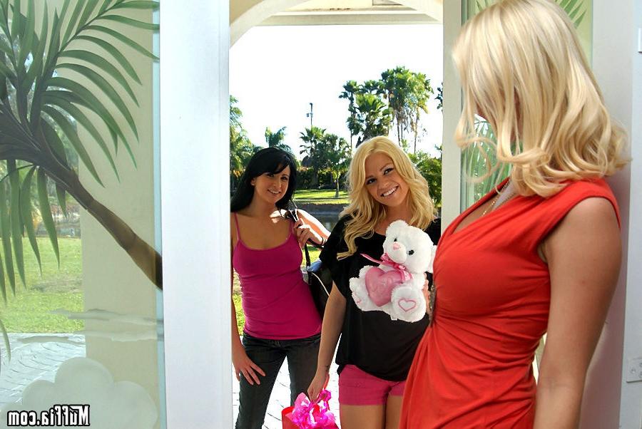 15P Molly and sexy girlfriends tease and lick juicy pussy