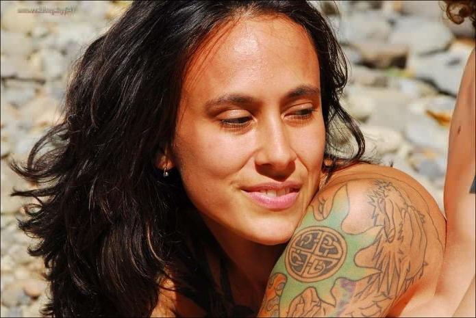 16P Tattooed Lesbian Hippie Chicks Play Naked Outdoors