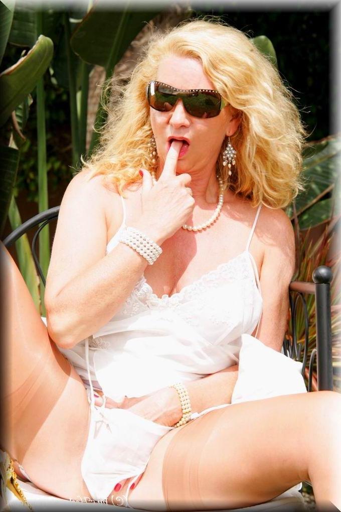 12P German mature stocking model lady Gina posing outdoors