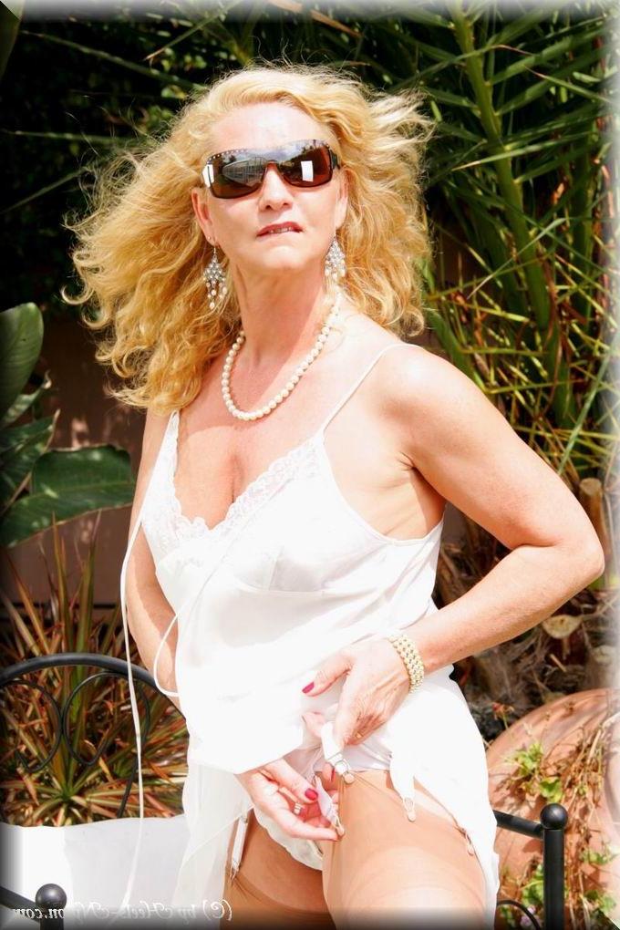 12P German mature stocking model lady Gina posing outdoors
