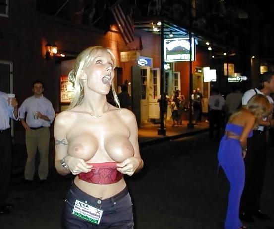 24P Wifes show tits in public