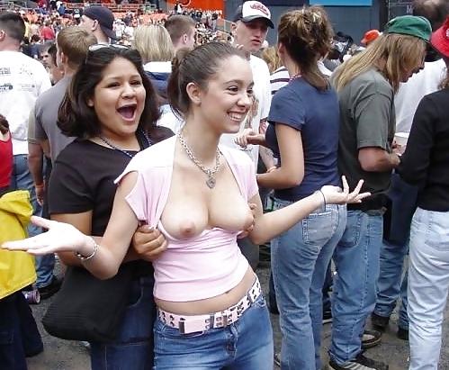 24P Wifes show tits in public