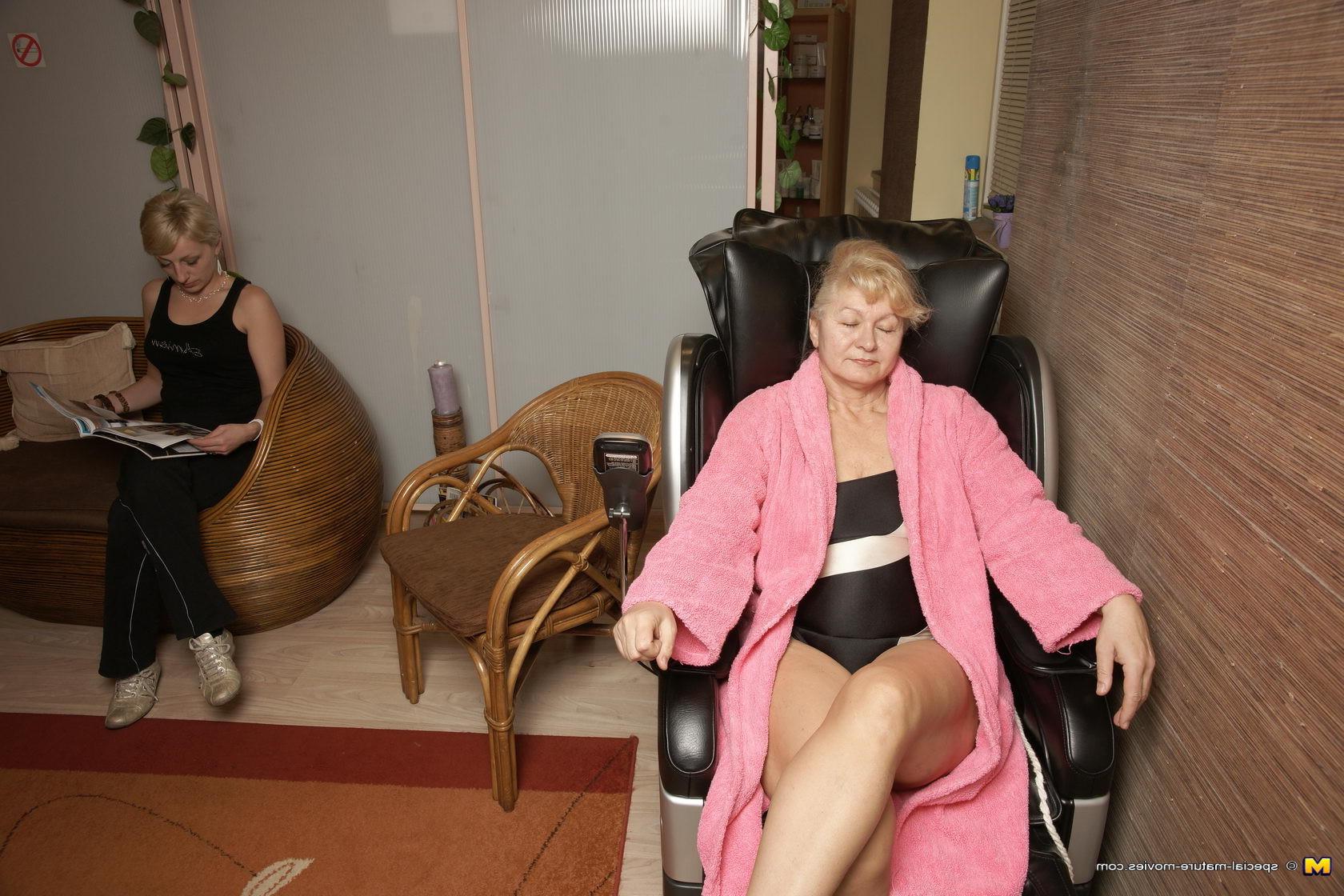 16P Take a lokk at an all female mature spa