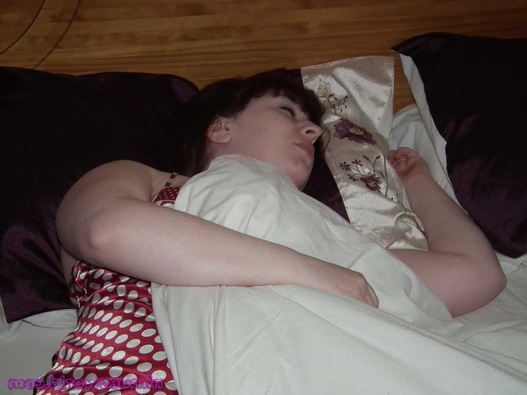 16P Schlafende Amateure wichsen sich morgens und das mollige englische Babe spielt mit Spielzeugen an ihr