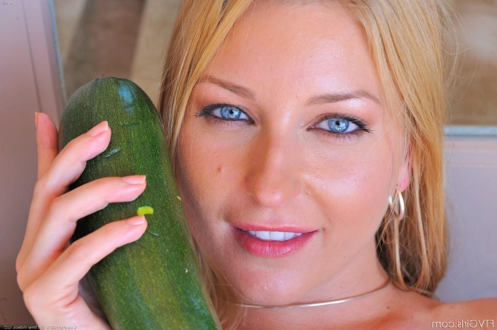 16P Nasty blonde with round boobs toying her pussy with zucchini