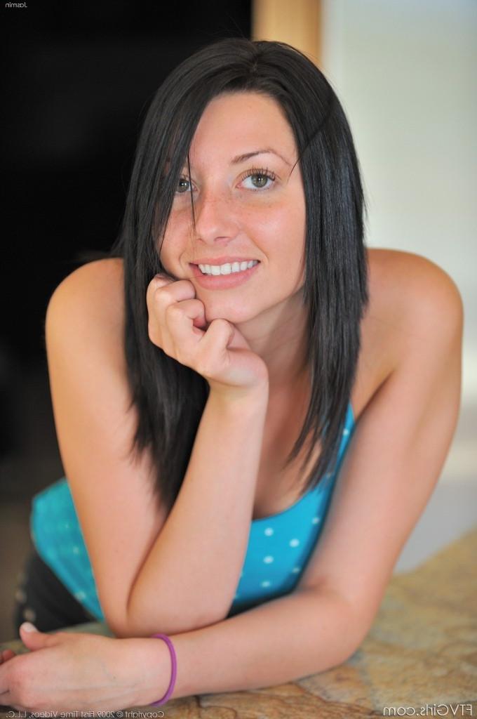18P Amazing brunette babe with big round tits toying pussy to climax