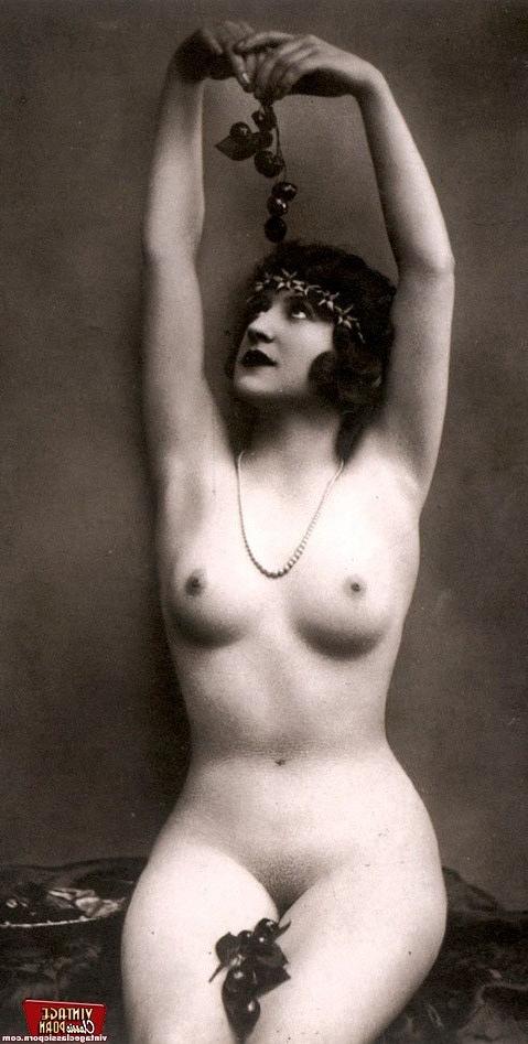 12P Several ladies from the twenties showing the goods