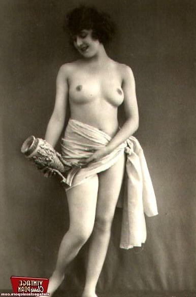 12P Several ladies from the twenties showing the goods