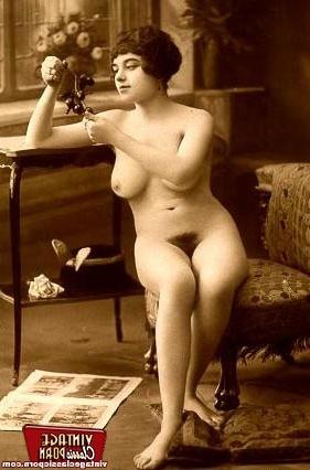 12P Several ladies from the twenties showing the goods