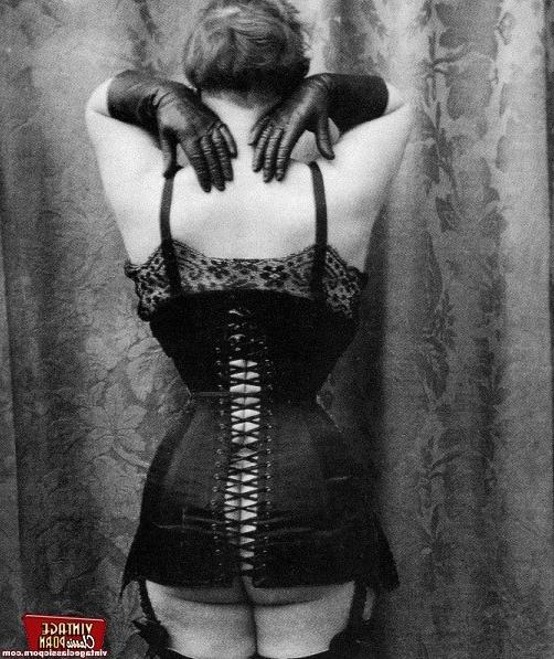 12P Sexy vintage ladies showing their fine natural female bodies
