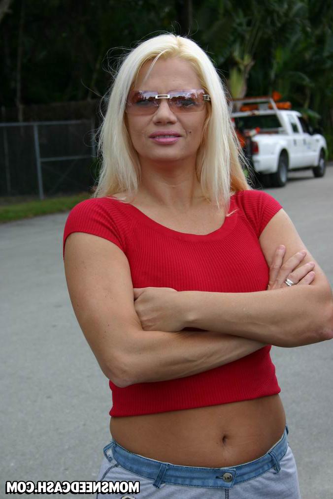 16P Sexy milf gets nasty pleasing a cock