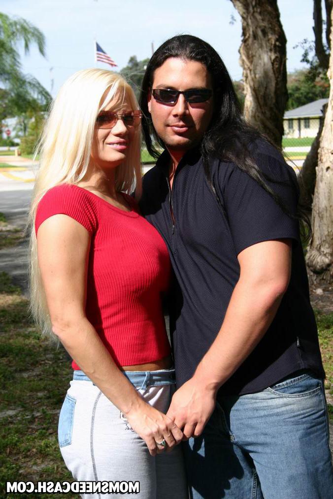 16P Sexy milf gets nasty pleasing a cock