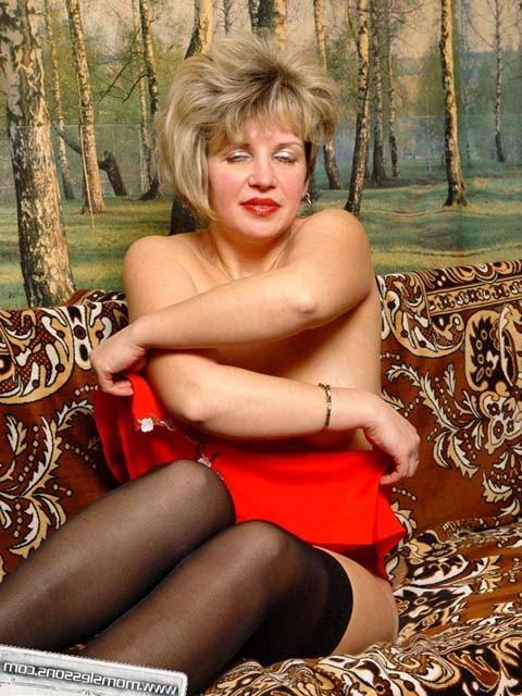 15P Juicy mature posing in stockings
