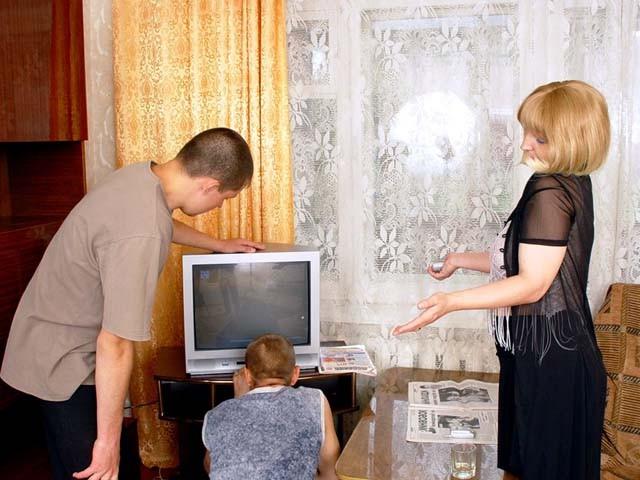 16P Juicy mature blonde doing hand job