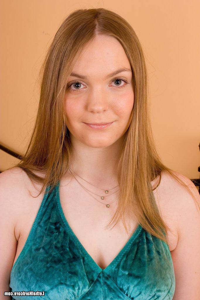 15P Sweet teen gives titjob
