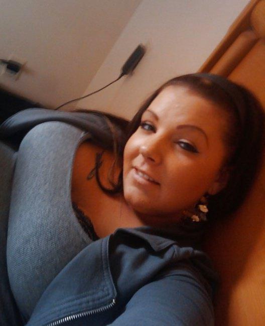 15P Curvy Facebook Slut