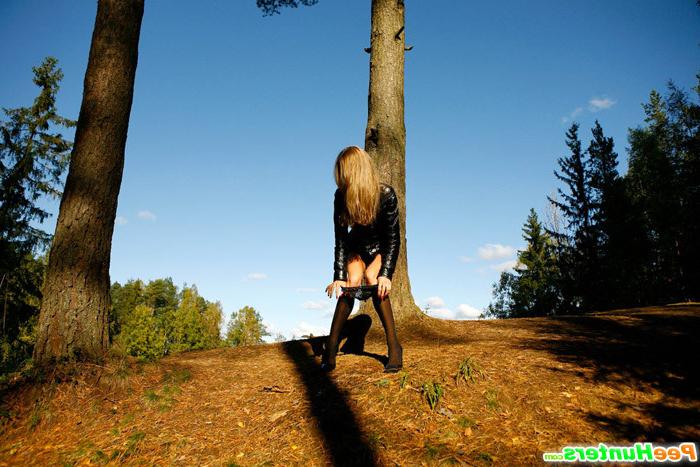 16P Kinky blonde chick plays with the fountain of her piss