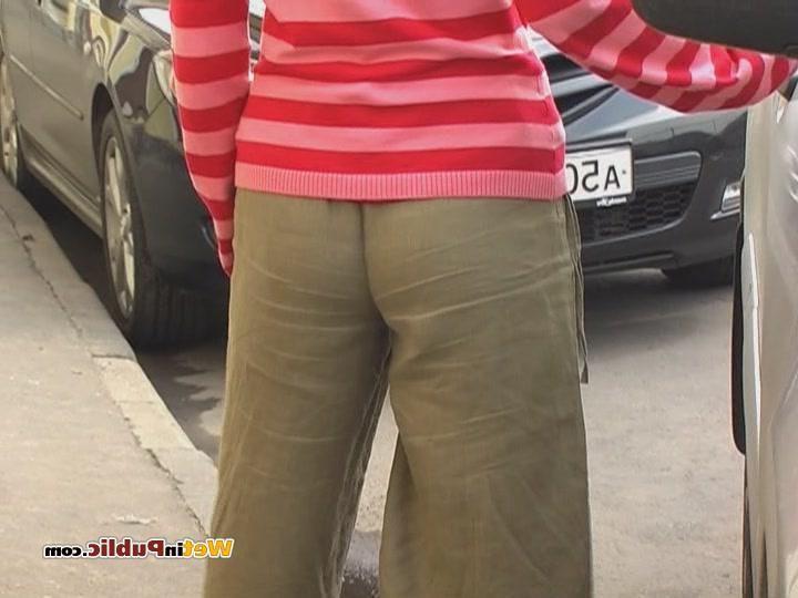 12P Chickie wants to do a piss so much that wets her pants in the street