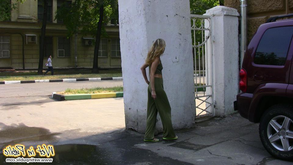 12P Blonde slim slut in green does a lil job right in the pants in public