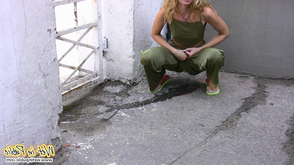 12P Blonde slim slut in green does a lil job right in the pants in public