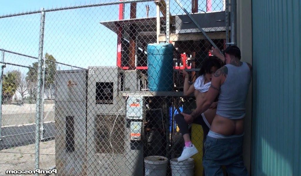 16P Pornstar Eve Evans sucks and fucks a guy in public