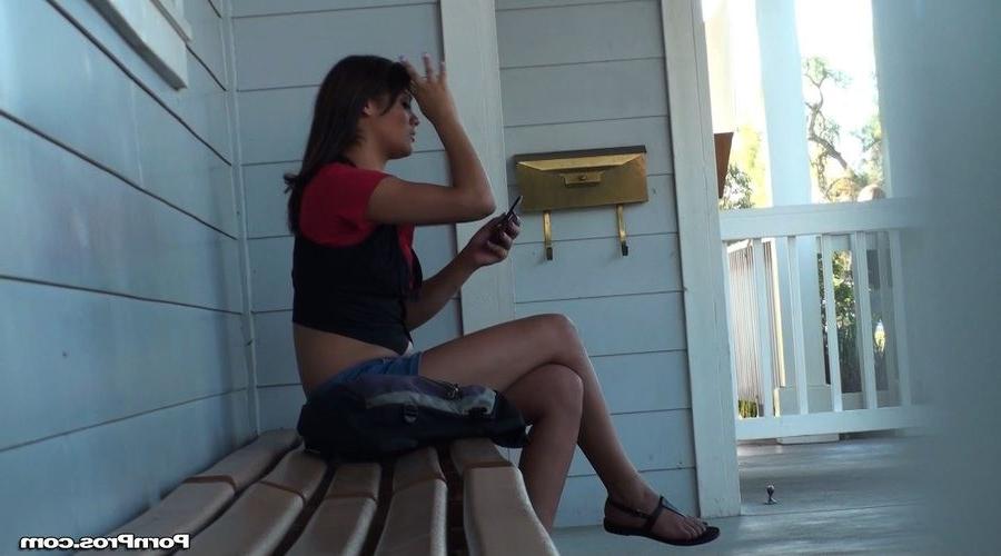 12P Texting amateur gets her face creamed in public