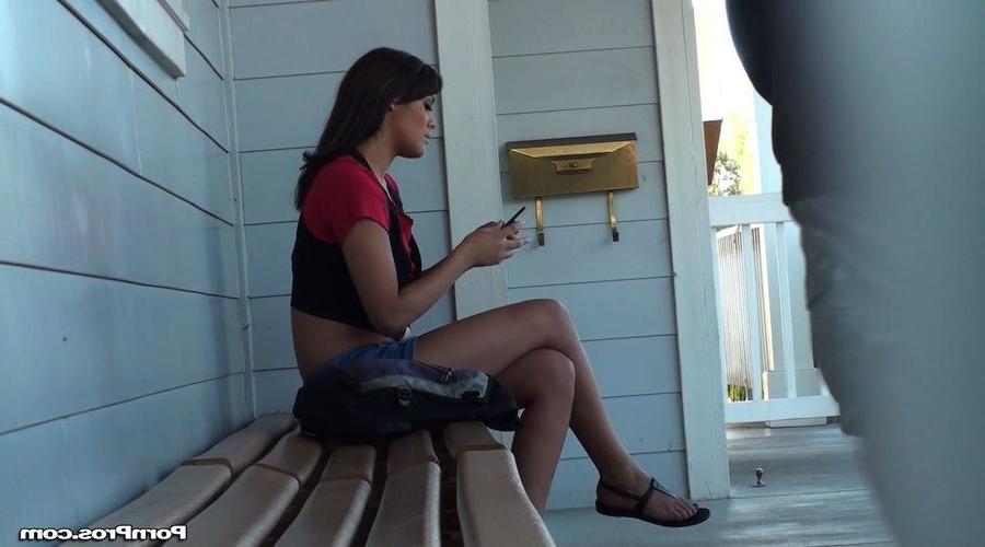 12P Texting amateur gets her face creamed in public