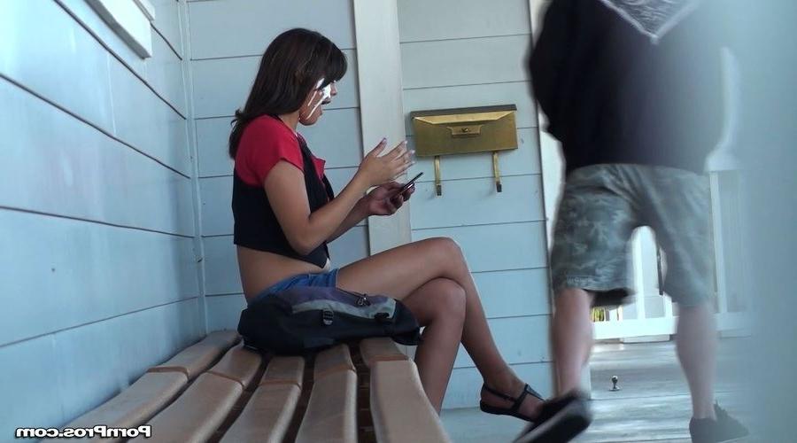 12P Texting amateur gets her face creamed in public