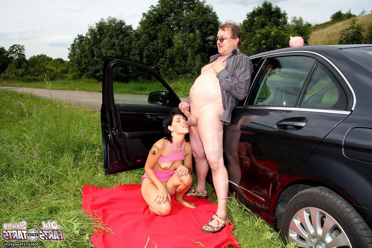 10P Teenage chick is fucking an old senior for money