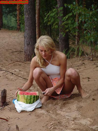 16P Blonde teen pissing in the beach