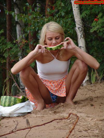 16P Blonde teen pissing in the beach