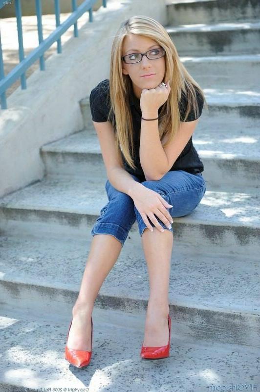 16P Cute babe flashing and stripping in public