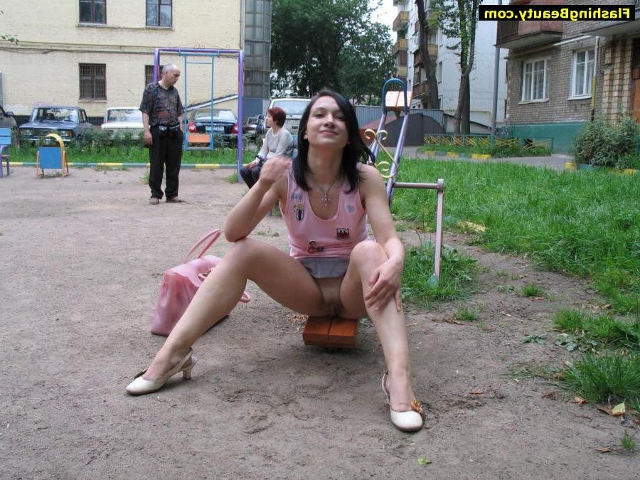 15P brave exhibitionist flashing her pussy in public