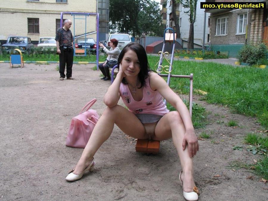 15P brave exhibitionist flashing her pussy in public