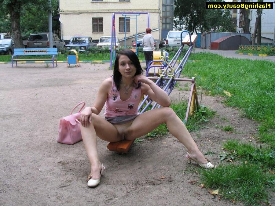 15P brave exhibitionist flashing her pussy in public