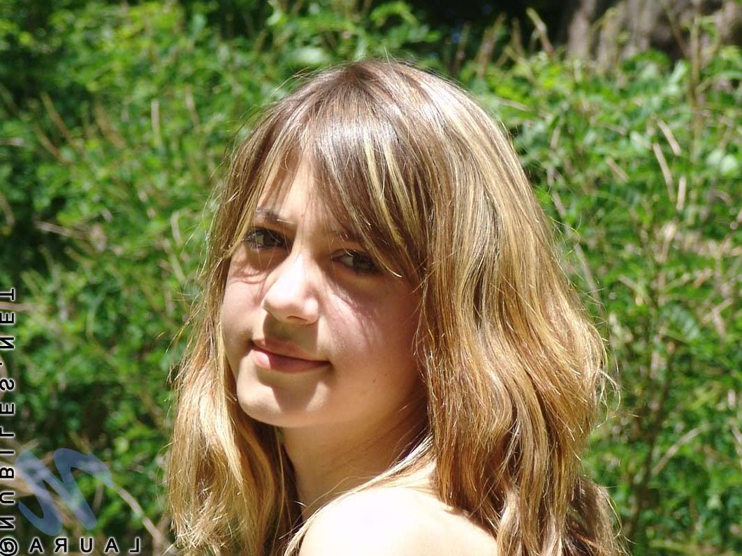 18P Shaved teen muff outdoors