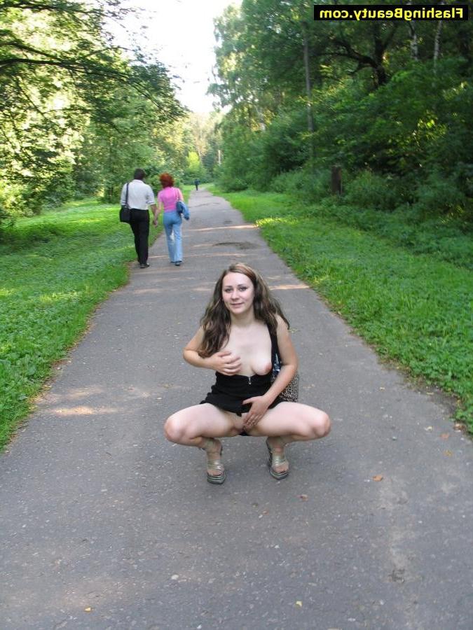 17P Brunette girl showing her pussy in public