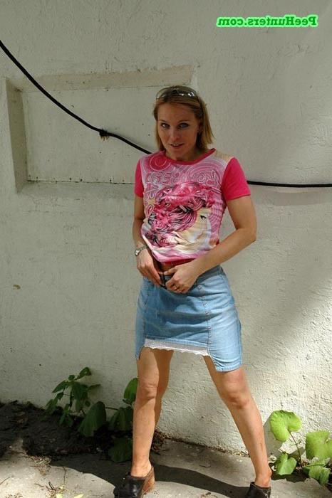 16P Nasty teen slut takes a piss in the backstreet
