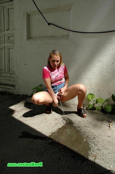 16P Nasty teen slut takes a piss in the backstreet